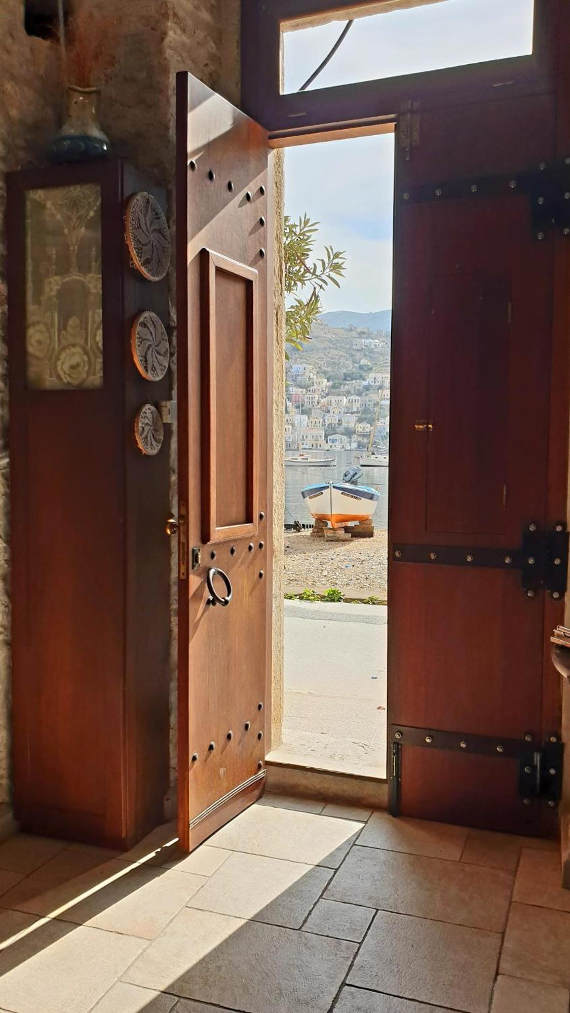 Traditional Seafront Apartment 시미 외부 사진